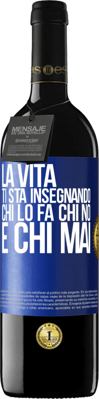 39,95 € | Vino rosso Edizione RED MBE Riserva La vita ti sta insegnando chi lo fa, chi no e chi mai Etichetta Blu. Etichetta personalizzabile Riserva 12 Mesi Raccogliere 2015 Tempranillo