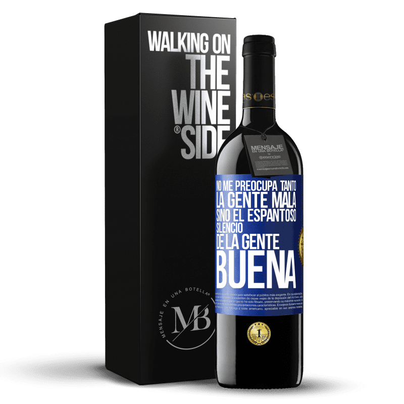 39,95 € Envío gratis | Vino Tinto Edición RED MBE Reserva No me preocupa tanto la gente mala, sino el espantoso silencio de la gente buena Etiqueta Azul. Etiqueta personalizable Reserva 12 Meses Cosecha 2014 Tempranillo