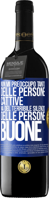 39,95 € Spedizione Gratuita | Vino rosso Edizione RED MBE Riserva Non mi preoccupo tanto delle persone cattive, ma del terribile silenzio delle persone buone Etichetta Blu. Etichetta personalizzabile Riserva 12 Mesi Raccogliere 2014 Tempranillo