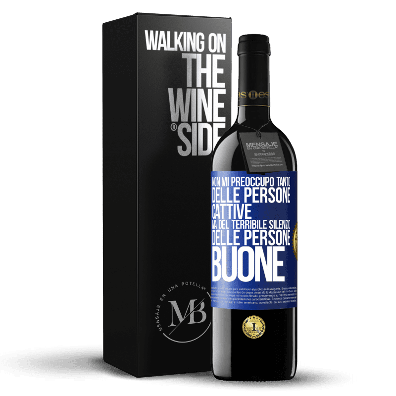 39,95 € Spedizione Gratuita | Vino rosso Edizione RED MBE Riserva Non mi preoccupo tanto delle persone cattive, ma del terribile silenzio delle persone buone Etichetta Blu. Etichetta personalizzabile Riserva 12 Mesi Raccogliere 2014 Tempranillo