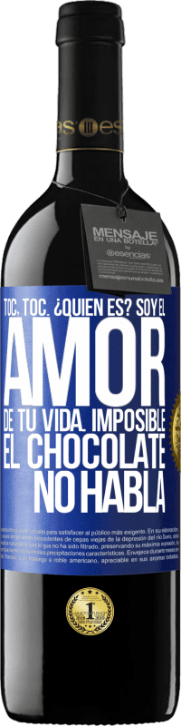 Envío gratis | Vino Tinto Edición RED MBE Reserva Toc, toc. ¿Quién es? Soy el amor de tu vida. Imposible, el chocolate no habla Etiqueta Azul. Etiqueta personalizable Reserva 12 Meses Cosecha 2014 Tempranillo