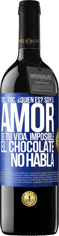 39,95 € | Vino Tinto Edición RED MBE Reserva Toc, toc. ¿Quién es? Soy el amor de tu vida. Imposible, el chocolate no habla Etiqueta Azul. Etiqueta personalizable Reserva 12 Meses Cosecha 2016 Tempranillo