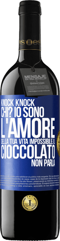 Spedizione Gratuita | Vino rosso Edizione RED MBE Riserva Knock Knock. Chi? Io sono l'amore della tua vita Impossibile, il cioccolato non parla Etichetta Blu. Etichetta personalizzabile Riserva 12 Mesi Raccogliere 2014 Tempranillo