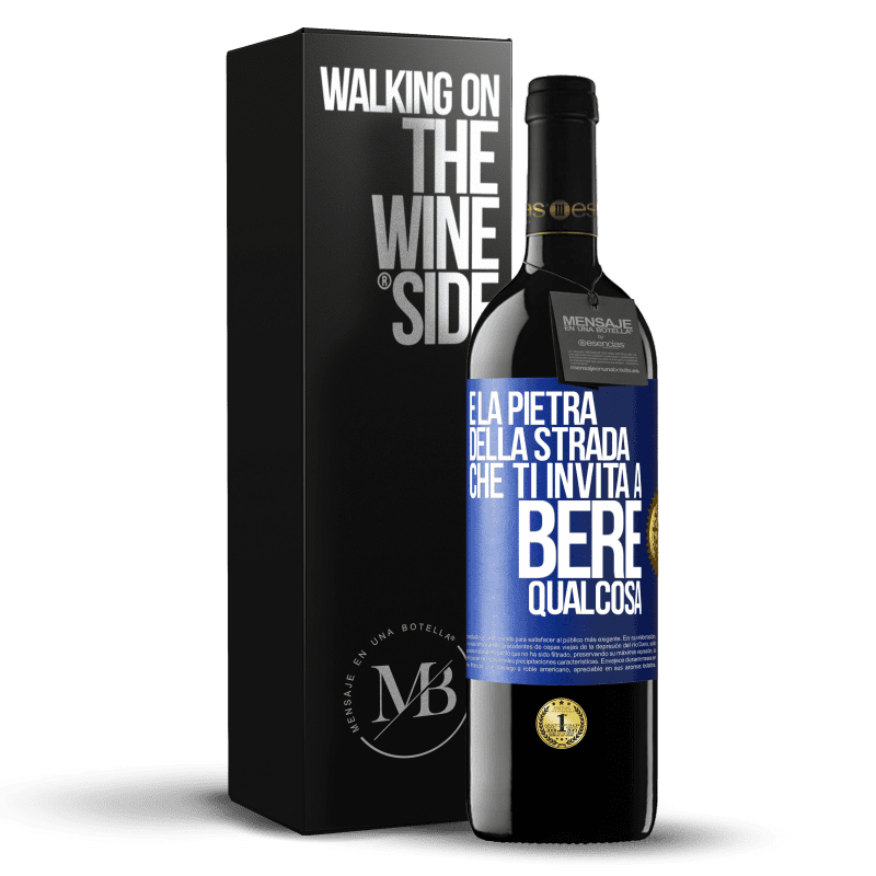 39,95 € Spedizione Gratuita | Vino rosso Edizione RED MBE Riserva E la pietra della strada che ti invita a bere qualcosa Etichetta Blu. Etichetta personalizzabile Riserva 12 Mesi Raccogliere 2014 Tempranillo