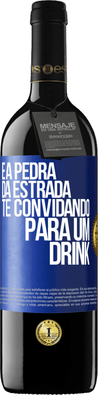 Envio grátis | Vinho tinto Edição RED MBE Reserva E a pedra da estrada te convidando para um drink Etiqueta Azul. Etiqueta personalizável Reserva 12 Meses Colheita 2014 Tempranillo