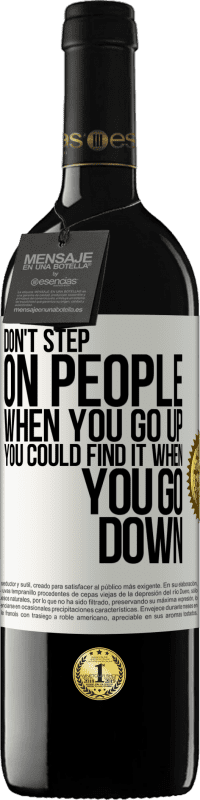 «Не наступайте на людей, когда вы поднимаетесь, вы можете найти это, когда спускаетесь» Издание RED MBE Бронировать
