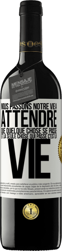 39,95 € | Vin rouge Édition RED MBE Réserve Nous passons notre vie à attendre que quelque chose se passe et la seule chose qui passe c'est la vie Étiquette Blanche. Étiquette personnalisable Réserve 12 Mois Récolte 2014 Tempranillo