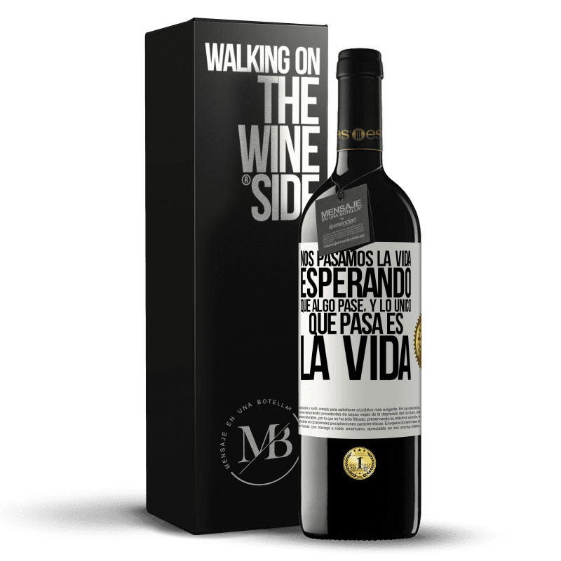 39,95 € Envío gratis | Vino Tinto Edición RED MBE Reserva Nos pasamos la vida esperando que algo pase, y lo único que pasa es la vida Etiqueta Blanca. Etiqueta personalizable Reserva 12 Meses Cosecha 2015 Tempranillo