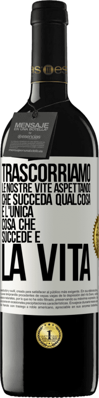 39,95 € Spedizione Gratuita | Vino rosso Edizione RED MBE Riserva Trascorriamo le nostre vite aspettando che succeda qualcosa e l'unica cosa che succede è la vita Etichetta Bianca. Etichetta personalizzabile Riserva 12 Mesi Raccogliere 2016 Tempranillo