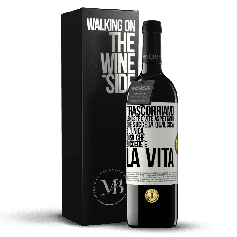 39,95 € Spedizione Gratuita | Vino rosso Edizione RED MBE Riserva Trascorriamo le nostre vite aspettando che succeda qualcosa e l'unica cosa che succede è la vita Etichetta Bianca. Etichetta personalizzabile Riserva 12 Mesi Raccogliere 2016 Tempranillo