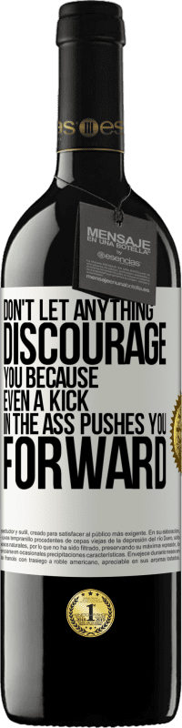 «Не позволяйте ничему обескураживать вас, потому что даже удар в задницу толкает вас вперед» Издание RED MBE Бронировать