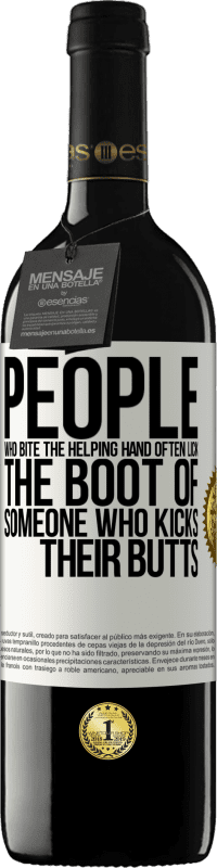«Люди, которые кусают руку помощи, часто облизывают сапоги того, кто пинает их в попку» Издание RED MBE Бронировать