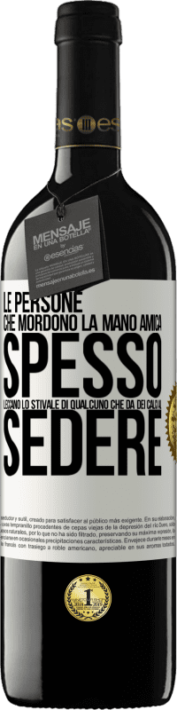 39,95 € Spedizione Gratuita | Vino rosso Edizione RED MBE Riserva Le persone che mordono la mano amica, spesso leccano lo stivale di qualcuno che dà dei calci al sedere Etichetta Bianca. Etichetta personalizzabile Riserva 12 Mesi Raccogliere 2016 Tempranillo
