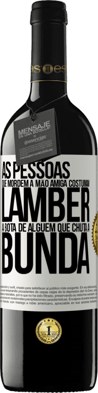 39,95 € Envio grátis | Vinho tinto Edição RED MBE Reserva As pessoas que mordem a mão amiga costumam lamber a bota de alguém que chuta a bunda Etiqueta Branca. Etiqueta personalizável Reserva 12 Meses Colheita 2016 Tempranillo