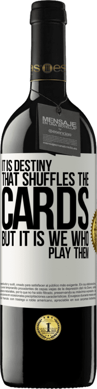 39,95 € | Красное вино Издание RED MBE Бронировать Это судьба, которая тасует карты, но именно мы играем их Белая этикетка. Настраиваемая этикетка Бронировать 12 Месяцы Урожай 2016 Tempranillo