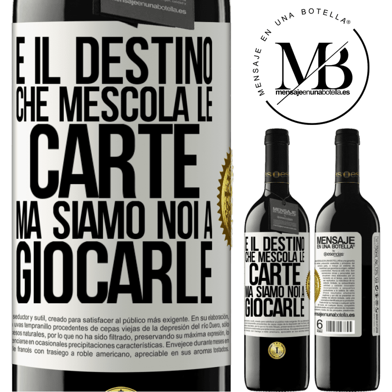 39,95 € Spedizione Gratuita  Vino rosso Edizione RED MBE Riserva È il  destino che mescola le carte, ma siamo noi a giocarle Etichetta Gialla.  Etichetta personalizzabile Riserva 12 Mesi Raccogliere 2014 Tempranillo