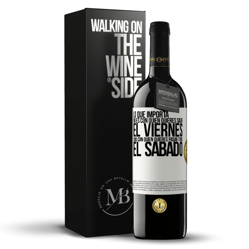 39,95 € Envío gratis | Vino Tinto Edición RED MBE Reserva Lo que importa no es con quién quieres salir el viernes, sino con quién quieres pasar todo el sábado Etiqueta Blanca. Etiqueta personalizable Reserva 12 Meses Cosecha 2015 Tempranillo