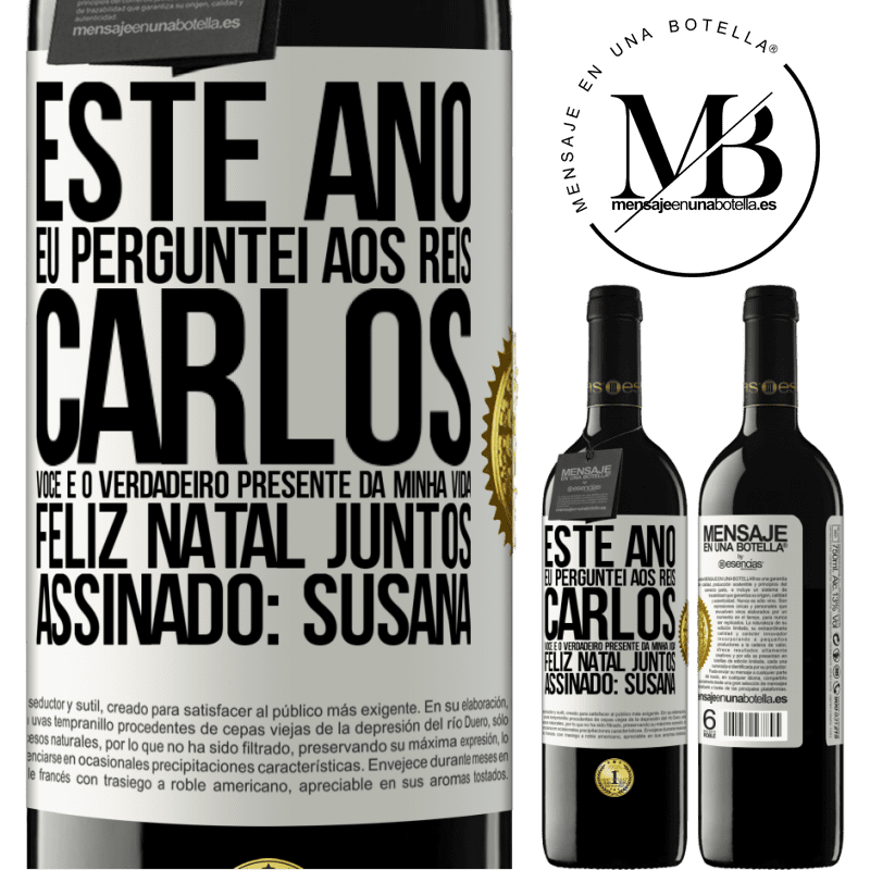 39,95 € Envio grátis | Vinho tinto Edição RED MBE Reserva Este ano eu perguntei aos reis. Carlos, você é o verdadeiro presente da minha vida. Feliz Natal juntos. Assinado: Susana Etiqueta Branca. Etiqueta personalizável Reserva 12 Meses Colheita 2015 Tempranillo