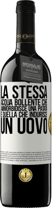 39,95 € Spedizione Gratuita | Vino rosso Edizione RED MBE Riserva La stessa acqua bollente che ammorbidisce una patata è quella che indurisce un uovo Etichetta Bianca. Etichetta personalizzabile Riserva 12 Mesi Raccogliere 2015 Tempranillo