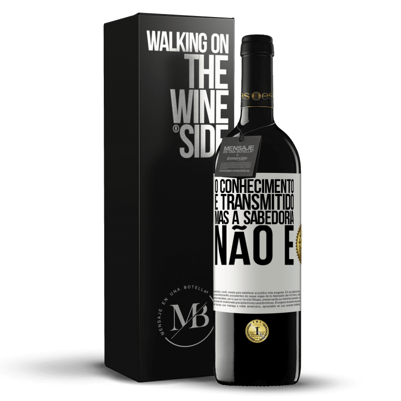 39,95 € Envio grátis | Vinho tinto Edição RED MBE Reserva O conhecimento é transmitido, mas a sabedoria não é Etiqueta Branca. Etiqueta personalizável Reserva 12 Meses Colheita 2015 Tempranillo