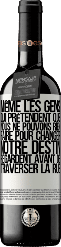 39,95 € Envoi gratuit | Vin rouge Édition RED MBE Réserve Même les gens qui prétendent que nous ne pouvons rien faire pour changer notre destin, regardent avant de traverser la rue Étiquette Blanche. Étiquette personnalisable Réserve 12 Mois Récolte 2015 Tempranillo