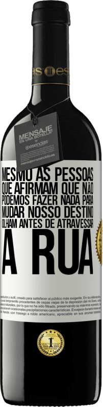 «Mesmo as pessoas que afirmam que não podemos fazer nada para mudar nosso destino, olham antes de atravessar a rua» Edição RED MBE Reserva