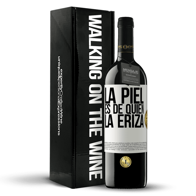 39,95 € Envío gratis | Vino Tinto Edición RED MBE Reserva La piel es de quien la eriza Etiqueta Blanca. Etiqueta personalizable Reserva 12 Meses Cosecha 2015 Tempranillo