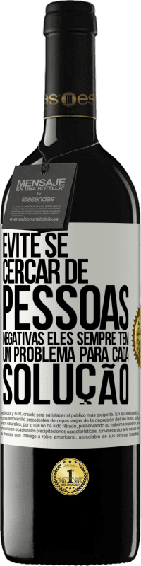 39,95 € | Vinho tinto Edição RED MBE Reserva Evite se cercar de pessoas negativas. Eles sempre têm um problema para cada solução Etiqueta Branca. Etiqueta personalizável Reserva 12 Meses Colheita 2015 Tempranillo