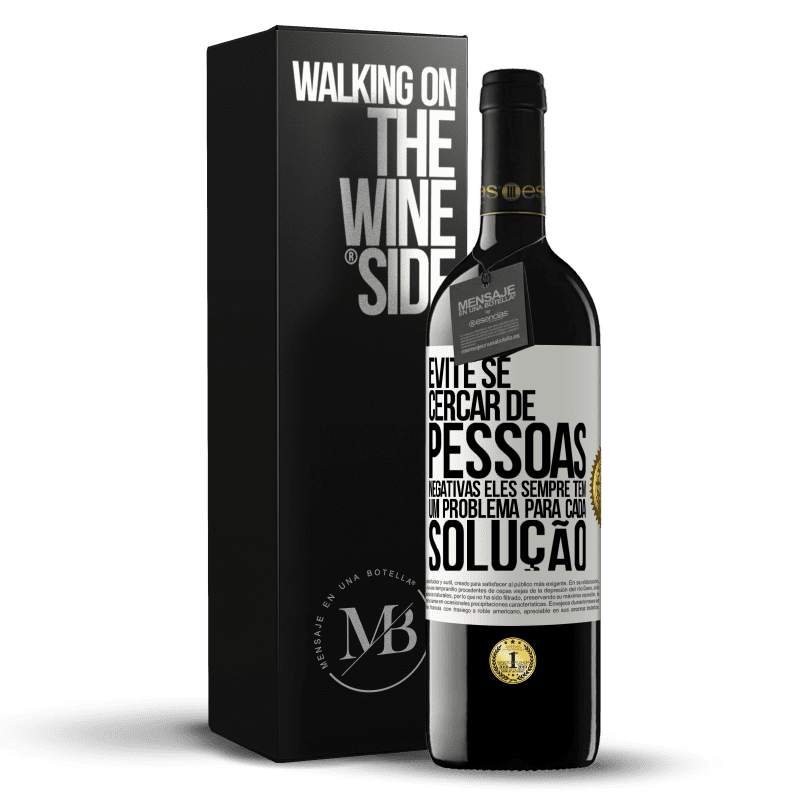 39,95 € Envio grátis | Vinho tinto Edição RED MBE Reserva Evite se cercar de pessoas negativas. Eles sempre têm um problema para cada solução Etiqueta Branca. Etiqueta personalizável Reserva 12 Meses Colheita 2016 Tempranillo