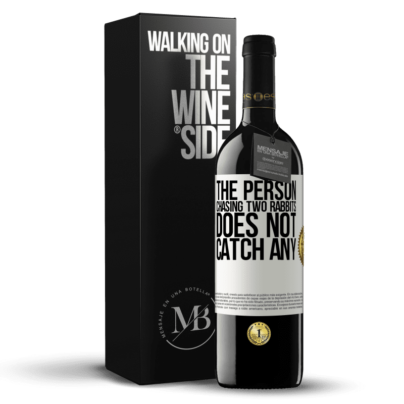 39,95 € Бесплатная доставка | Красное вино Издание RED MBE Бронировать Человек, преследующий двух кроликов, не ловит ни одного Белая этикетка. Настраиваемая этикетка Бронировать 12 Месяцы Урожай 2016 Tempranillo