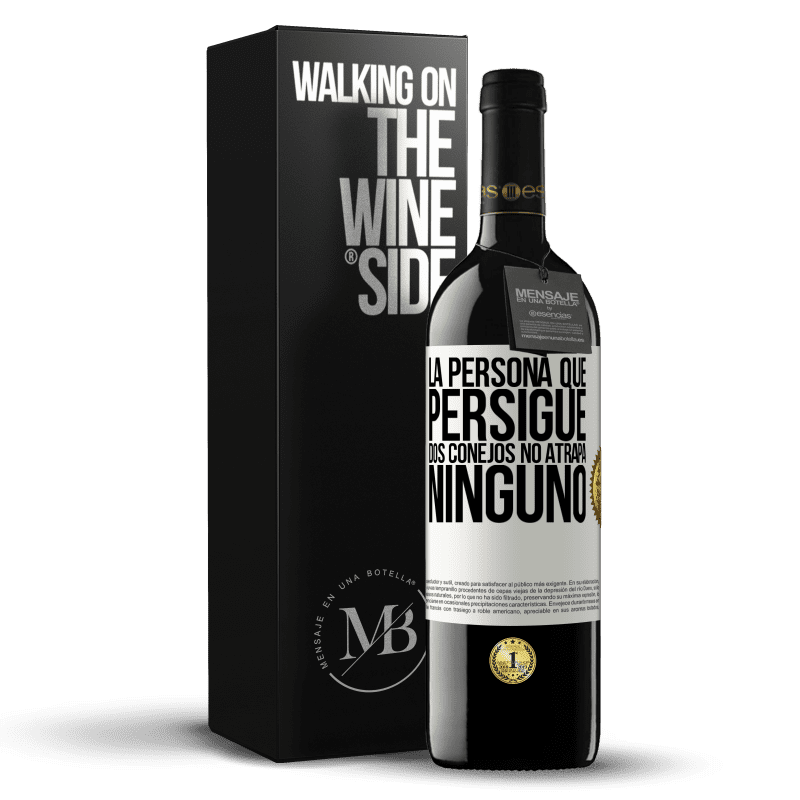 39,95 € Envío gratis | Vino Tinto Edición RED MBE Reserva La persona que persigue dos conejos no atrapa ninguno Etiqueta Blanca. Etiqueta personalizable Reserva 12 Meses Cosecha 2015 Tempranillo