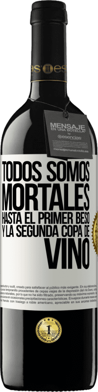 39,95 € Envío gratis | Vino Tinto Edición RED MBE Reserva Todos somos mortales hasta el primer beso y la segunda copa de vino Etiqueta Blanca. Etiqueta personalizable Reserva 12 Meses Cosecha 2016 Tempranillo
