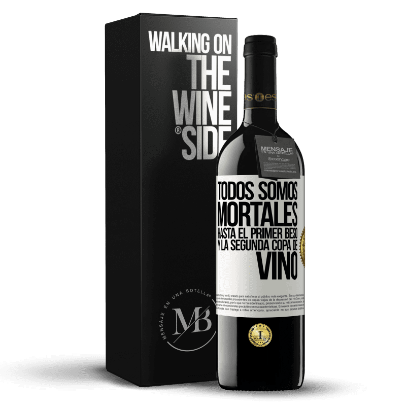 39,95 € Envío gratis | Vino Tinto Edición RED MBE Reserva Todos somos mortales hasta el primer beso y la segunda copa de vino Etiqueta Blanca. Etiqueta personalizable Reserva 12 Meses Cosecha 2015 Tempranillo