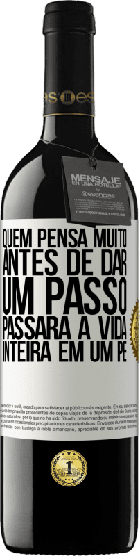 39,95 € | Vinho tinto Edição RED MBE Reserva Quem pensa muito antes de dar um passo, passará a vida inteira em um pé Etiqueta Branca. Etiqueta personalizável Reserva 12 Meses Colheita 2014 Tempranillo