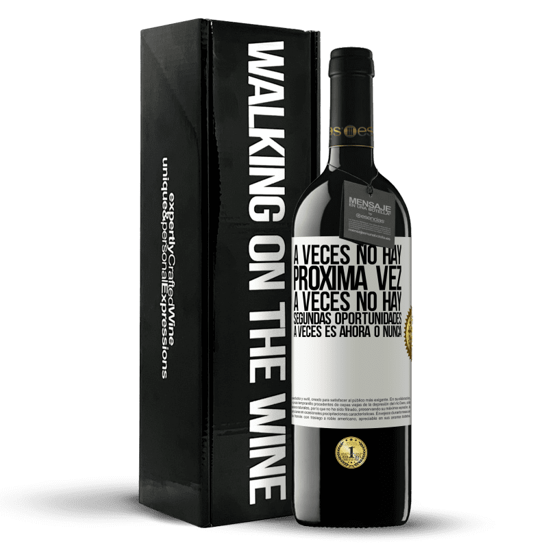 39,95 € Envío gratis | Vino Tinto Edición RED MBE Reserva A veces no hay próxima vez. A veces no hay segundas oportunidades. A veces es ahora o nunca Etiqueta Blanca. Etiqueta personalizable Reserva 12 Meses Cosecha 2015 Tempranillo