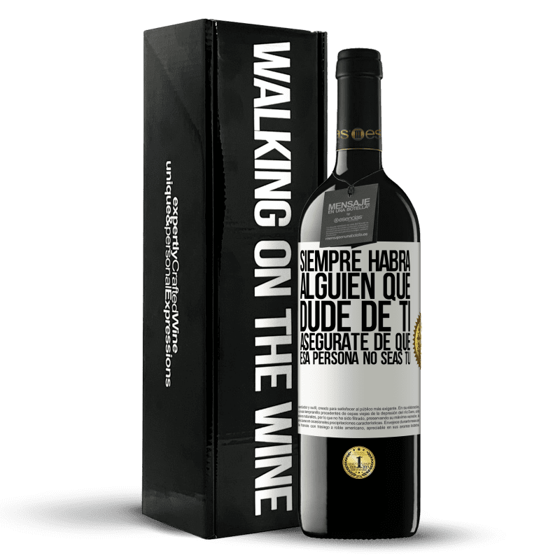 39,95 € Envío gratis | Vino Tinto Edición RED MBE Reserva Siempre habrá alguien que dude de ti. Asegúrate de que esa persona no seas tú Etiqueta Blanca. Etiqueta personalizable Reserva 12 Meses Cosecha 2016 Tempranillo