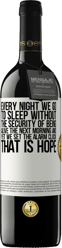 «Каждую ночь мы ложимся спать, не будучи уверенными в том, что будем живы на следующее утро, и все же мы устанавливаем» Издание RED MBE Бронировать