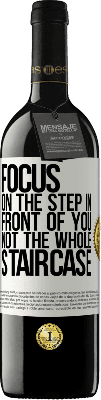 39,95 € Бесплатная доставка | Красное вино Издание RED MBE Бронировать Сосредоточьтесь на ступеньке перед вами, а не на всей лестнице Белая этикетка. Настраиваемая этикетка Бронировать 12 Месяцы Урожай 2016 Tempranillo