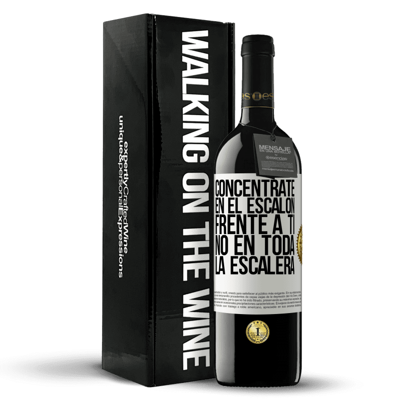 39,95 € Envío gratis | Vino Tinto Edición RED MBE Reserva Concéntrate en el escalón frente a ti, no en toda la escalera Etiqueta Blanca. Etiqueta personalizable Reserva 12 Meses Cosecha 2015 Tempranillo