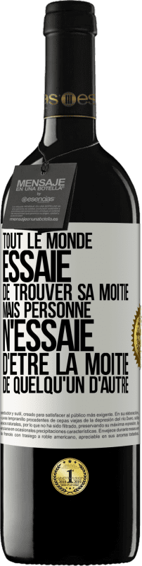 39,95 € | Vin rouge Édition RED MBE Réserve Tout le monde essaie de trouver sa moitié. Mais personne n'essaie d'être la moitié de quelqu'un d'autre Étiquette Blanche. Étiquette personnalisable Réserve 12 Mois Récolte 2015 Tempranillo