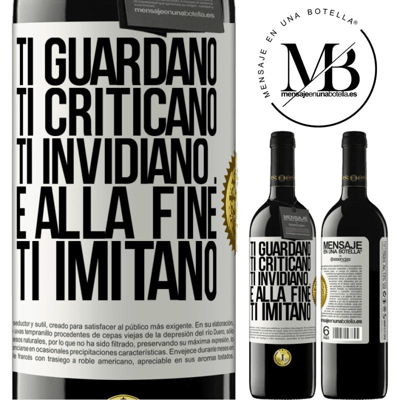 39,95 € Spedizione Gratuita | Vino rosso Edizione RED MBE Riserva Ti guardano, ti criticano, ti invidiano ... e alla fine ti imitano Etichetta Bianca. Etichetta personalizzabile Riserva 12 Mesi Raccogliere 2016 Tempranillo
