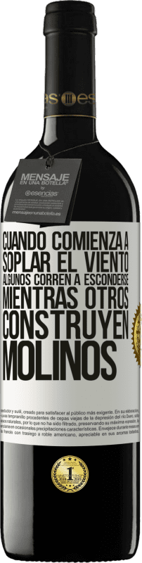 Envío gratis | Vino Tinto Edición RED MBE Reserva Cuando comienza a soplar el viento, algunos corren a esconderse, mientras otros construyen molinos Etiqueta Blanca. Etiqueta personalizable Reserva 12 Meses Cosecha 2016 Tempranillo