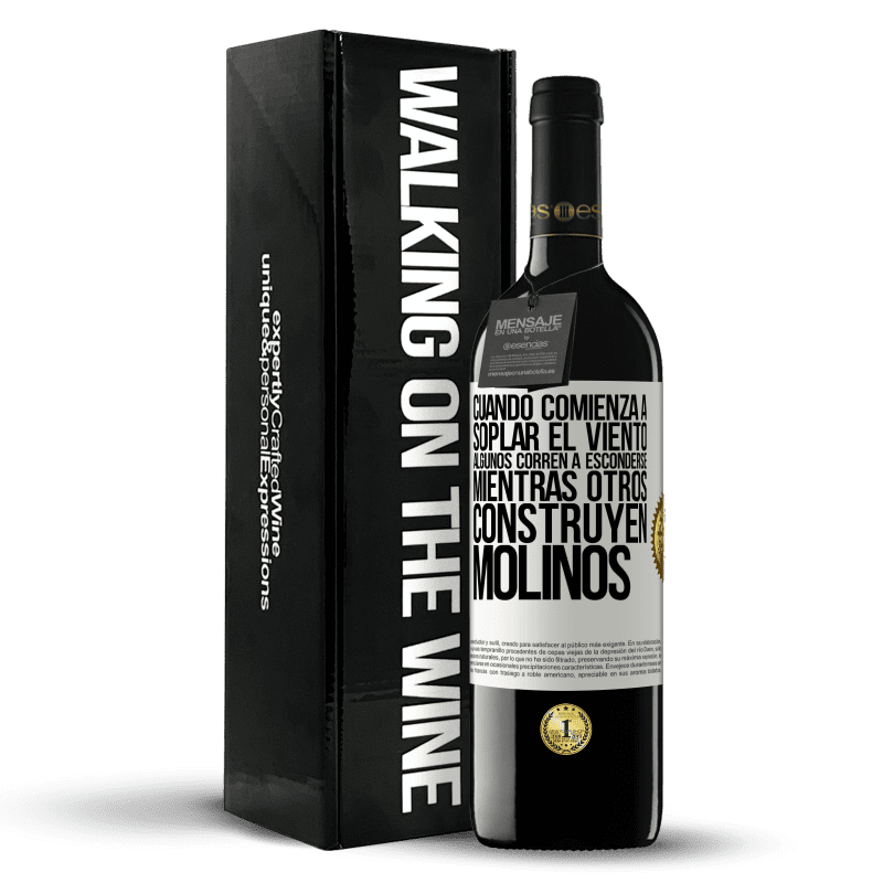 39,95 € Envío gratis | Vino Tinto Edición RED MBE Reserva Cuando comienza a soplar el viento, algunos corren a esconderse, mientras otros construyen molinos Etiqueta Blanca. Etiqueta personalizable Reserva 12 Meses Cosecha 2015 Tempranillo