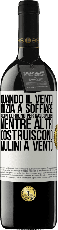 39,95 € | Vino rosso Edizione RED MBE Riserva Quando il vento inizia a soffiare, alcuni corrono per nascondersi, mentre altri costruiscono mulini a vento Etichetta Bianca. Etichetta personalizzabile Riserva 12 Mesi Raccogliere 2015 Tempranillo