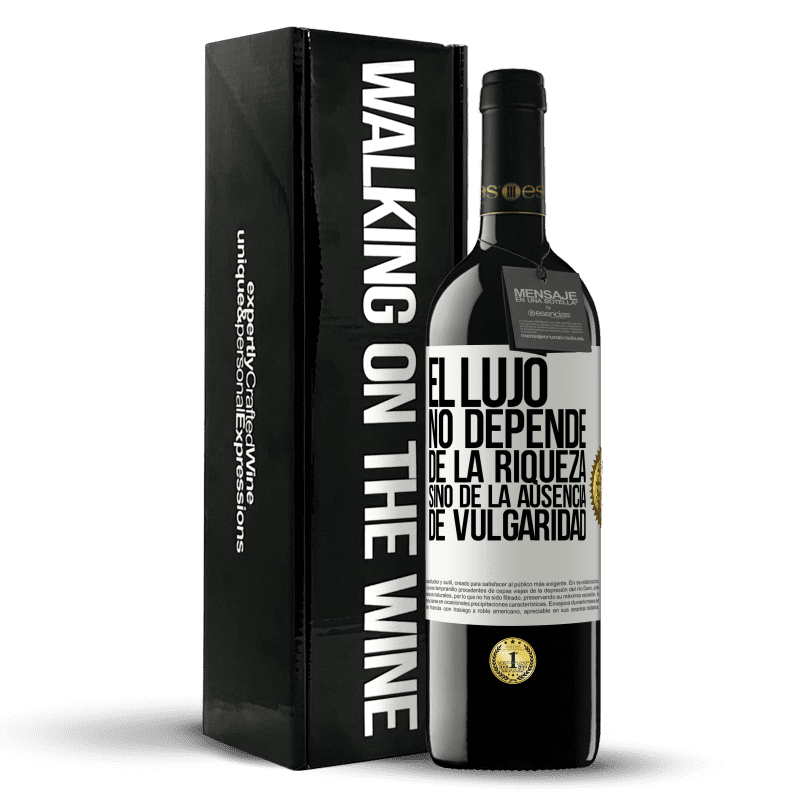 39,95 € Envío gratis | Vino Tinto Edición RED MBE Reserva El lujo no depende de la riqueza, sino de la ausencia de vulgaridad Etiqueta Blanca. Etiqueta personalizable Reserva 12 Meses Cosecha 2015 Tempranillo