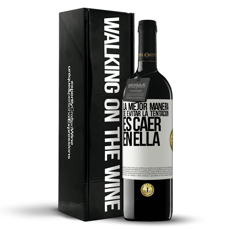 39,95 € Envío gratis | Vino Tinto Edición RED MBE Reserva La mejor manera de evitar la tentación es caer en ella Etiqueta Blanca. Etiqueta personalizable Reserva 12 Meses Cosecha 2015 Tempranillo