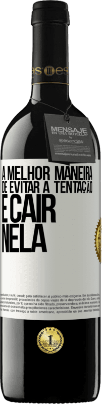 39,95 € | Vinho tinto Edição RED MBE Reserva A melhor maneira de evitar a tentação é cair nela Etiqueta Branca. Etiqueta personalizável Reserva 12 Meses Colheita 2014 Tempranillo