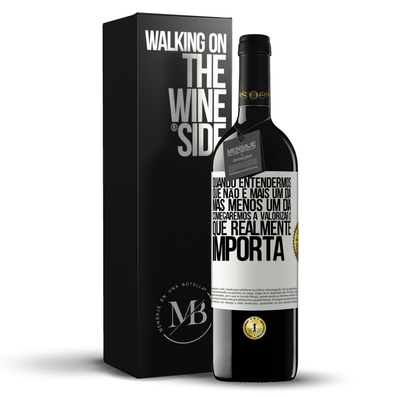 39,95 € Envio grátis | Vinho tinto Edição RED MBE Reserva Quando entendermos que não é mais um dia, mas menos um dia, começaremos a valorizar o que realmente importa Etiqueta Branca. Etiqueta personalizável Reserva 12 Meses Colheita 2016 Tempranillo