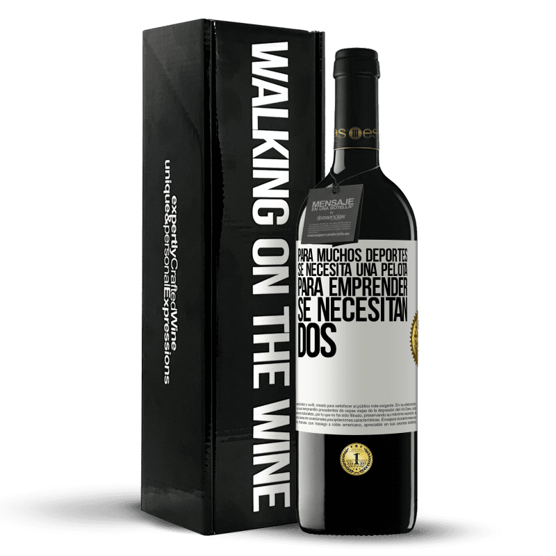 39,95 € Envío gratis | Vino Tinto Edición RED MBE Reserva Para muchos deportes se necesita una pelota. Para emprender, se necesitan dos Etiqueta Blanca. Etiqueta personalizable Reserva 12 Meses Cosecha 2016 Tempranillo