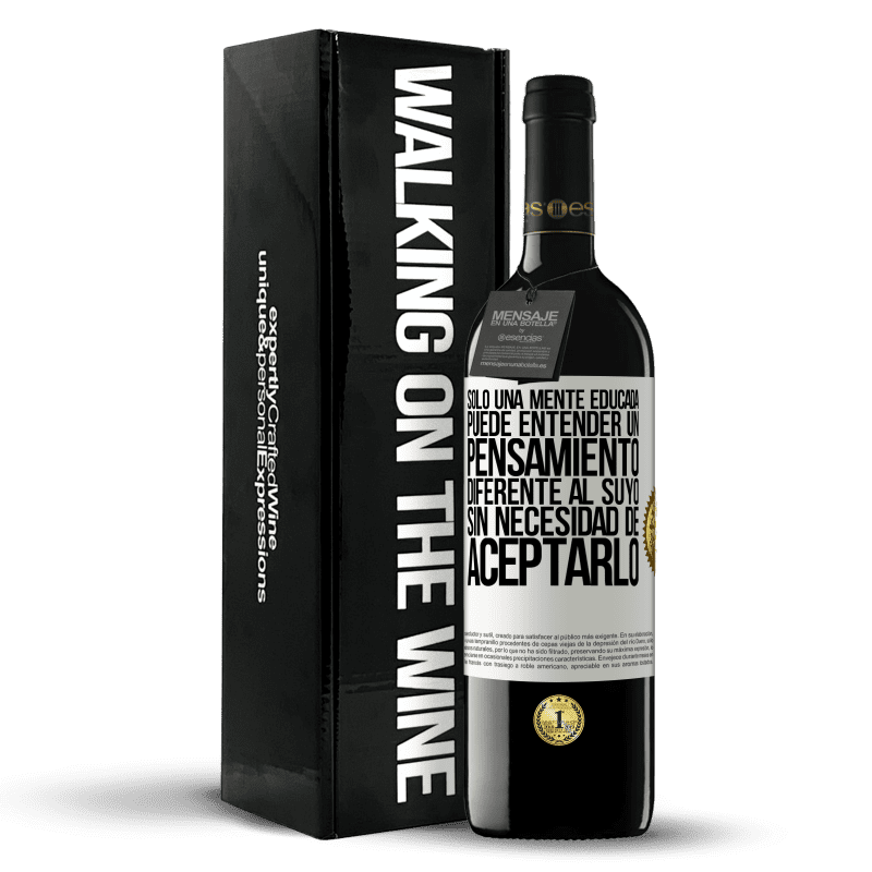 39,95 € Envío gratis | Vino Tinto Edición RED MBE Reserva Sólo una mente educada puede entender un pensamiento diferente al suyo sin necesidad de aceptarlo Etiqueta Blanca. Etiqueta personalizable Reserva 12 Meses Cosecha 2015 Tempranillo